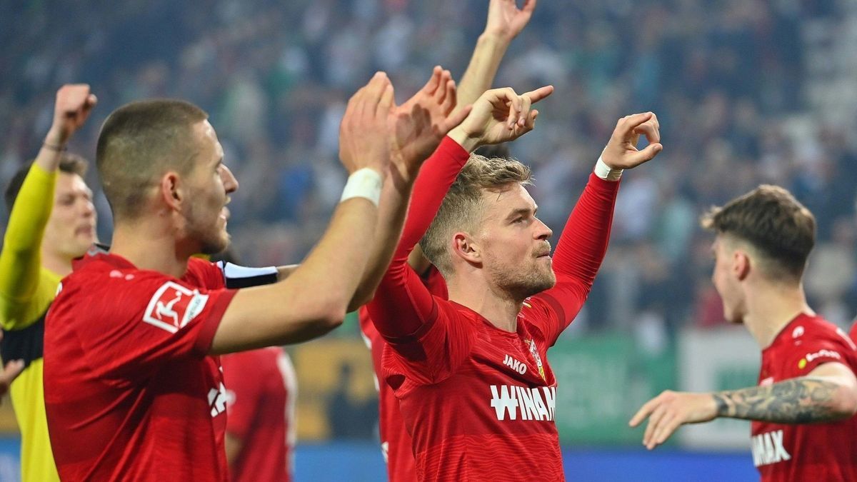 Der VfB Stuttgart feiert den Sieg beim FC Augsburg