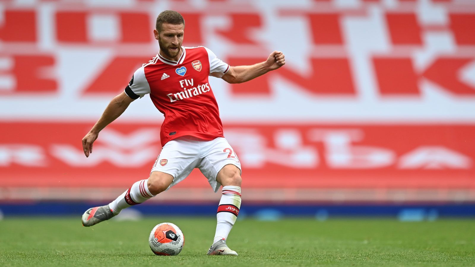 
                <strong>Shkodran Mustafi (FC Arsenal)</strong><br>
                Shkodran Mustafi erlebt ebenfalls eine Seuchensaison. Der Innenverteidiger des FC Arsenal verletzte sich am Knie und verpasste daher den Saisonauftakt: Der Weltmeister von 2014 spielte danach lediglich 43 Minuten. Die Zeichen stehen auf Abschied: Sein Vertrag läuft im Sommer aus.ran.de Note: 5
              