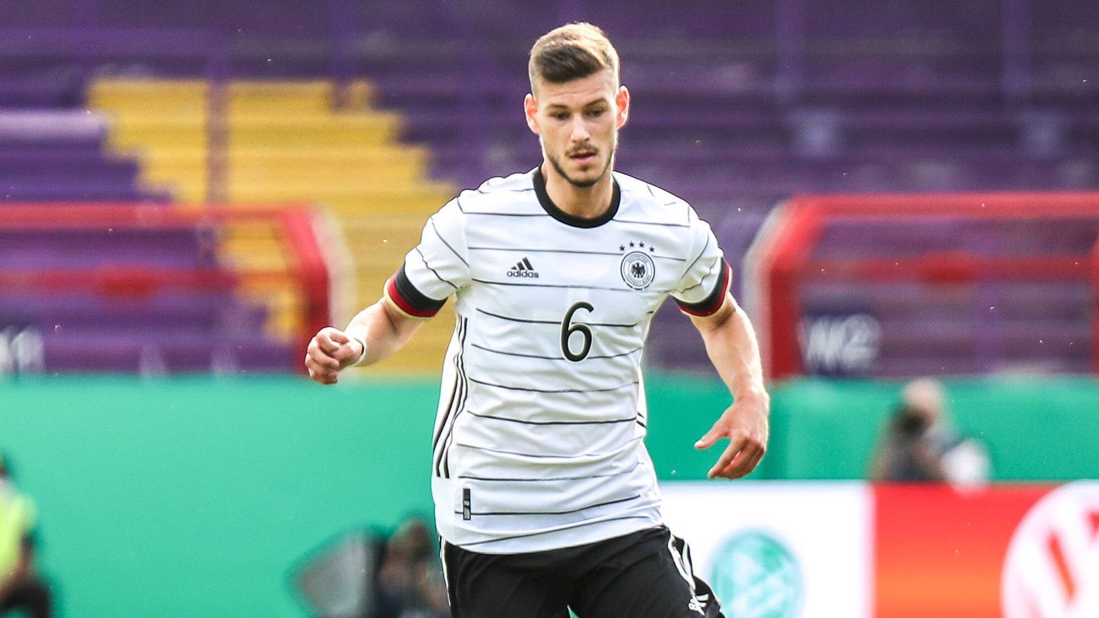 
                <strong>Tom Krauß</strong><br>
                Versuchte viel, doch es klappte wenig. Ein sehr unglücklicher Tag für den Nürnberger, der immer wieder arg glücklos das Offensivspiel der DFB-Junioren mit ankurbelte, seine Pässe und Flanken jedoch regelmäßig ins Niemandsland schickte. Das kann Krauß besser - was er zumindest einmal kurz vor der Halbzeit aufblitzen ließ, als er Burkardt wunderbar frei spielte, der aber am ungarischen Keeper scheiterte. War dann in der 76. Minute jedoch zur Stelle, als Alidou ihn prima im ungarischen Sechzehner bediente und Krauß zum 3:0 in die Maschen traf. ran-Note: 3
              