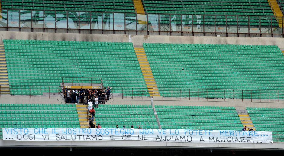 
                <strong>Inter-Fans streiken: Pasta statt Fußball</strong><br>
                Aus Protest gegen die schwachen Leistungen des italienischen Traditionsklubs Inter Mailand hat im San-Siro-Stadion eine Gruppe von Fans die Ränge im Spiel gegen Sassuolo Calcio (1:2) nach einer halben Stunde verlassen und ein Plakat aufgehängt. "Ihr verdient unsere Unterstützung nicht, wir gehen zum Mittagessen", stand darauf. Die Mailänder sind mittlerweile seit acht Spielen sieglos. Eine solch lange Durststrecke erlebte Inter zuletzt 1982.
              