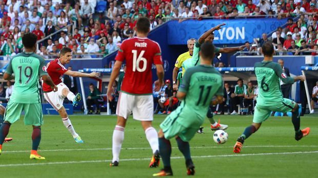 
                <strong>Ungarn vs. Portugal</strong><br>
                Platz fünf: Ungarn vs. Portugal (3:3): Eines der torreichsten EM-Spiele findet am letzten Gruppenspieltag statt. Dreimal geht der Underdog aus Ungarn gegen den späteren Europameister in Führung - hier das 1:0 durch Zoltan Gera, dreimal gleichen die Portugiesen aus ...
              