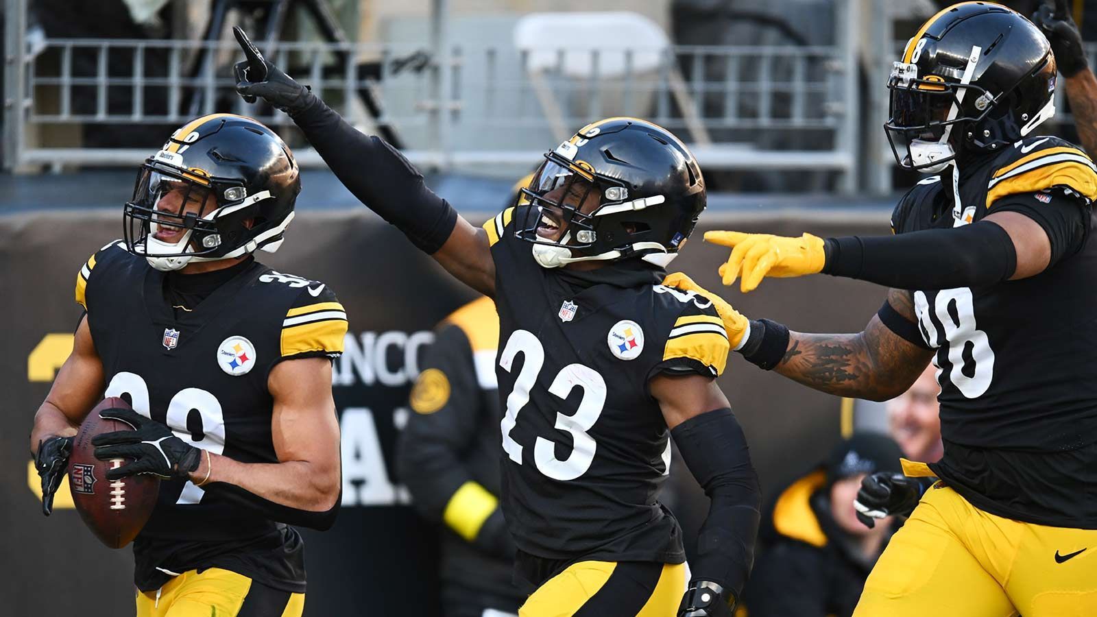 
                <strong>Pittsburgh Steelers – CB</strong><br>
                Der Abgang von Cameron Sutton dürfte die ordentliche aber bei weitem nicht überragende Passverteidigung der Pittsburgh Steelers geschwächt haben. Mit Patrick Peterson wurde zwar ein namhafter Ersatz verpflichtet, aber der zweite Cornerback-Spot macht trotzdem noch Sorgen. Der Draft bietet hier einige Alternativen, da die Defensive-Back-Klasse mit Talenten gespickt ist.
              