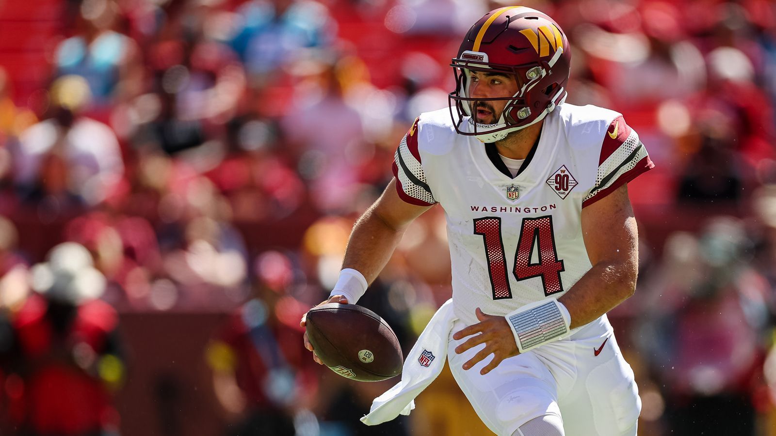 
                <strong>Sam Howell (Washington Commanders)</strong><br>
                Howell brachte es gegen die Carolina Panthers auf neun angekommene Pässe bei 16 Versuchen und warf dabei für satte 145 Yards. Für sein Debüt erhielt er ein Quarterback Rating von 86,7. Doch auch im Rushing Game zeigte der Rookie, was er drauf hat und lief selbst für zwei Touchdowns. Zwar wurde Howell erst in der fünften Runde gedraftet, doch mit solchen Leistungen kann der Youngster durchaus Druck auf Carson Wentz und Taylor Heinicke aufbauen.
              