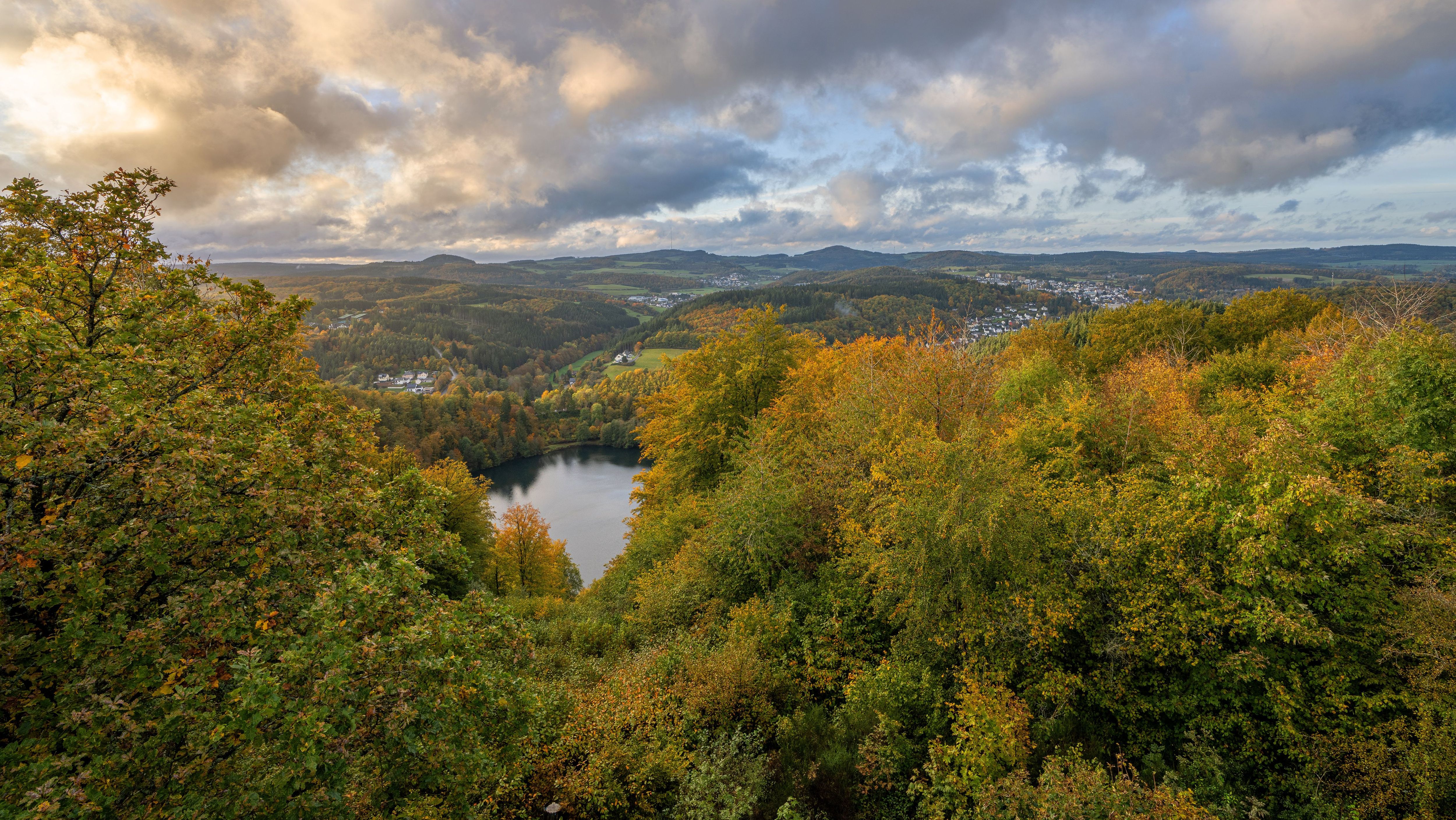 Die Eifel ist eine vulkanische Gegend. In der Vergangenheit waren Vulkane aktiv, daher gibt es eine Vielzahl von Kraterseen, die durch Explosionen entstanden sind.