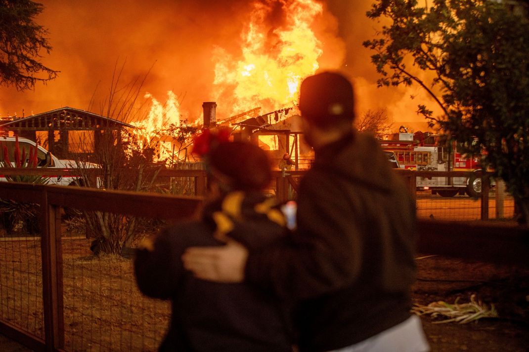 Das Eaton-Feuer verschlingt ein Feuer in Altadena.