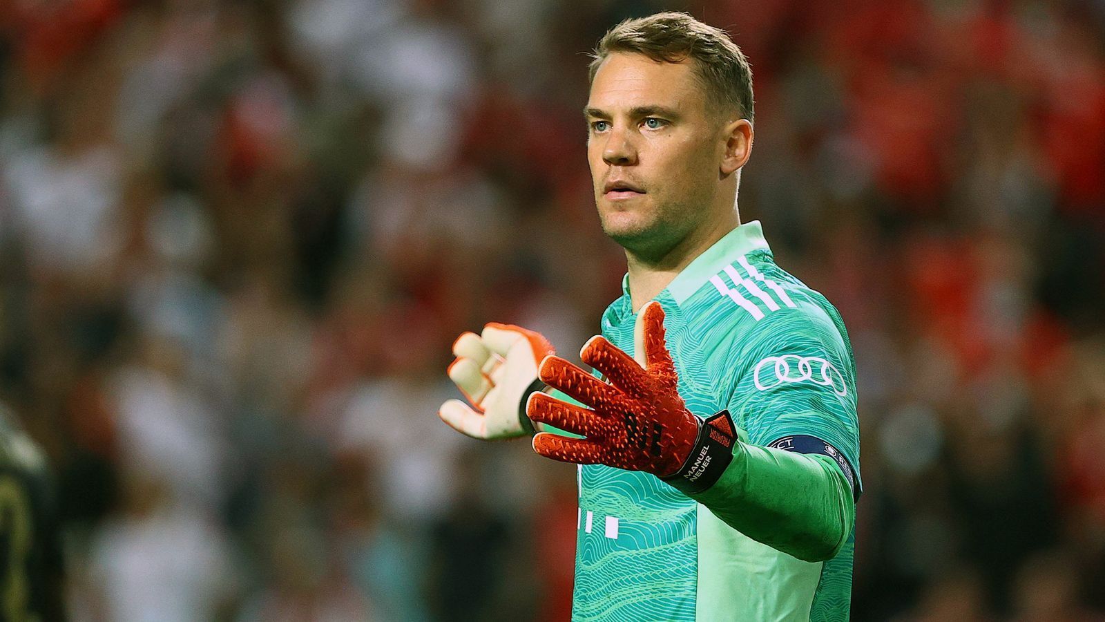 
                <strong>Manuel Neuer</strong><br>
                Hat in der ersten Halbzeit eigentlich kaum etwas zu tun, steht bei den wenigen gefährlichen Aktionen auf dem Posten. So lenkt er Darwins Abschluss in der 32. Minute mit einem sehenswerten Reflex über die Latte. In der 55. Minute glänzt Neuer erneut bei einem Benfica-Konter und ebnet den Weg für Bayerns späte Offensive. ran-Note: 1
              