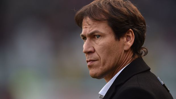 
                <strong>Rudi Garcia</strong><br>
                Rudi Garcia: Der gebürtige Franzose war rund zweieinhalb Jahre Trainer des AS Roms (Juli 2013 bis Januar 2016). Auch er wurde aufgrund durchwachsener Leistungen von seinen Aufgaben entbunden. Vor seiner Zeit beim Hauptstadtklub gelangen ihm als Coach des französischen Erstligisten LOSC Lille die Titelgewinne der französischen Meisterschaft und des Ligapokals.
              