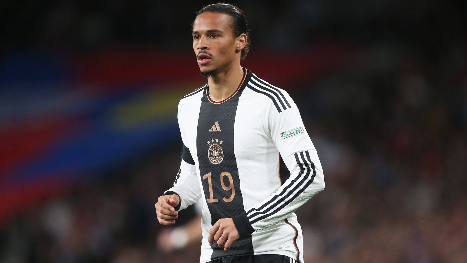 
                <strong>Leroy Sane</strong><br>
                &#x2022; Verein: FC Bayern München<br>&#x2022; Länderspiele: 47<br>&#x2022; Länderspieltore: 11<br>&#x2022; Bundesligaspiele: 122<br>
              