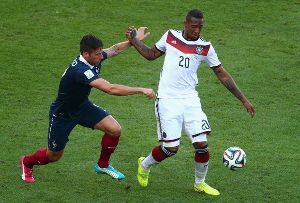 
                <strong>Jerome Boateng</strong><br>
                Seit dem Achtelfinale spielt Boateng nicht mehr als Außen-, sondern als Innenverteidiger. Gegen Algerien bildete er mit Per Mertesacker ein wackliges Defensivduo, gegen Frankreich ließ er gemeinsam mit Mats Hummels nur wenig zu. Der Punkt geht aber an David Luiz - 2:1.
              