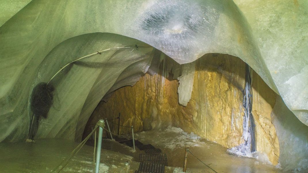 Nach massiven Regenfällen haben sich oberhalb von Deutschlands wohl größter Eishöhle Felsmassen gelöst. Weg und Höhle sind aktuell geschlossen.