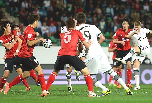 
                <strong>FC Bayern - Guangzhou Evergrande</strong><br>
                Zur Halbzeit steht es nach einem Treffer von Mario Mandzukic 2:0 für den FC Bayern. Die Offensive um Toni Kroos und Co. rennt immer wieder gegen eine "Chinesische Mauer" aus Abwehrspielern
              
