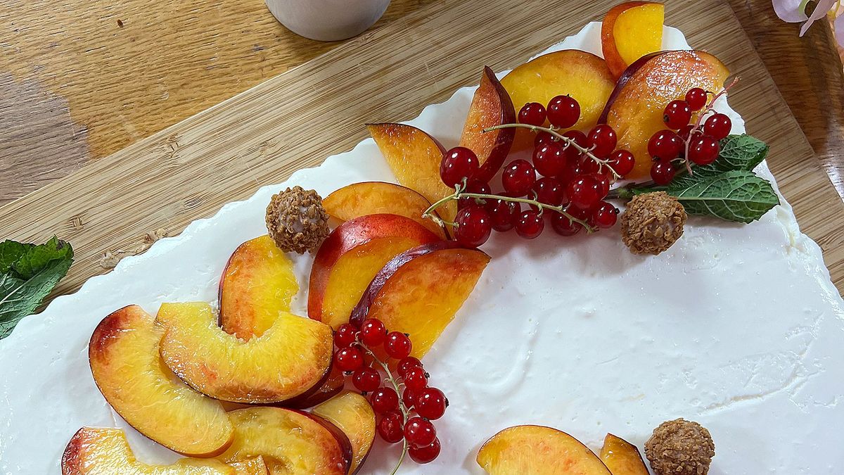 XL-Käsekuchen mit Nektarinen