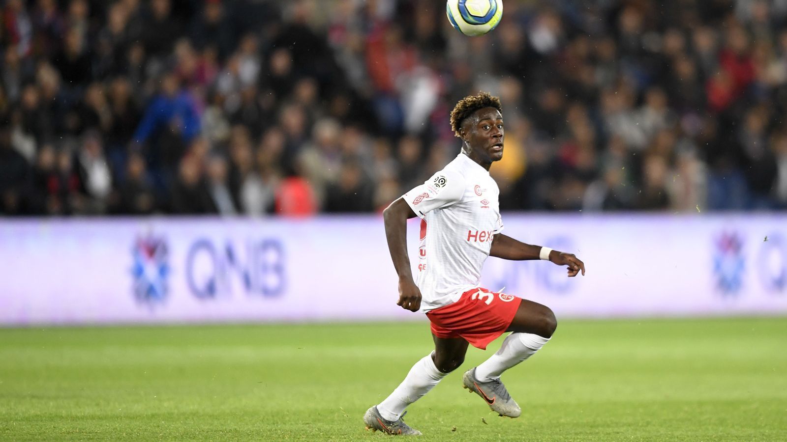 
                <strong>5. Nathanaël Mbuku (Stade Reims/Frankreich)</strong><br>
                Alter beim Debüt: 17 Jahre, vier Monate, 25 TageBegegnung: Olympique Marseille - Stade Reims 0:2Position: Linksaußen
              