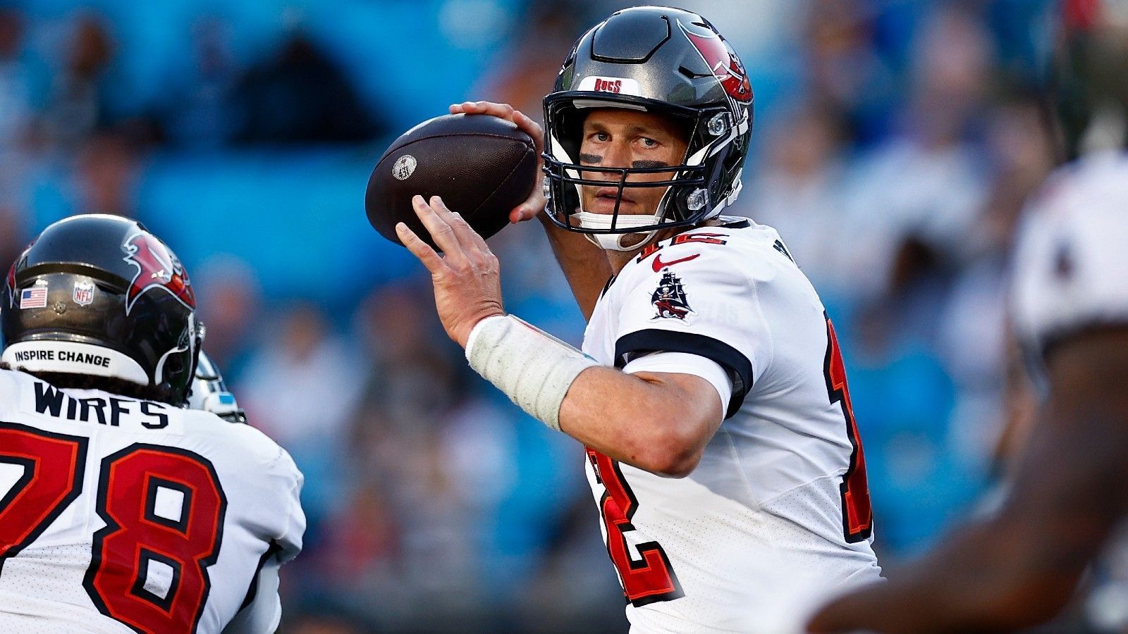 
                <strong>Tom Brady - Erfolgreiche Pässe</strong><br>
                Bei der Jagd nach neuen Rekorden ist selbstverständlich Superstar Tom Brady ganz vorne mit dabei. Zwei Chancen hat der 44-Jährige im abschließenden Spiel seiner Tampa Bay Buccaneers gegen die Carolina Panthers. So kann er neuer Rekordhalter für die meisten angekommenen Pässe eines Quarterbacks in einer Saison werden. Noch ist dies Drew Brees, der 2016 ganze 471 Pässe bei Mitspielern der New Orleans Saints unterbrachte. TB12 steht derweil bei 456. Bringt er 16 Pässe an, ist Brees den Rekord los.
              
