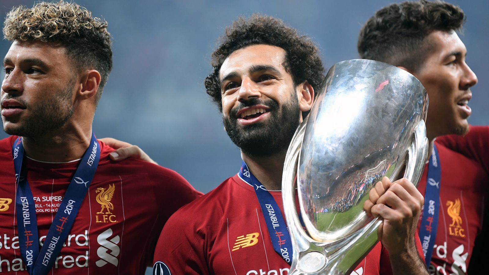 
                <strong>Liverpool und Co. Das sind die bestdotierten Ausrüsterverträge Europas</strong><br>
                Champions-League-Sieger FC Liverpool könnte wohl ab der Saison 2020/21 einen neuen Ausrüster bekommen. Laut "Forbes Magazine" würde der US-Sportartikelhersteller "Nike" den bisherigen Ausrüster "New Balance" beim Team um Superstar Mohamed Salah (Mi.) ablösen. Für diesen Deal winkt Liverpool dem Bericht zufolge eine englische Rekordsumme, die aktuell noch Manchester United durch "Adidas" bezieht. ran.de zeigt, welche Teams in Europa durch Ausrüsterverträge am meisten Geld verdienen (Stand: 23.08.2019 / Quelle: Forbes Magazine, Daily Mail).
              