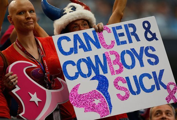 
                <strong>Dallas Cowboys - Houston Texans 20:17 n.V.</strong><br>
                Im Oktober trägt die NFL Pink. Es ist der Monat, in dem die Football-Liga sich für den Kampf gegen Brustkrebs solidarisiert. Sie wirbt für Vorsorgeuntersuchungen, indem die Spieler die Farbe Pink tragen. Im texanischen Derby bekennt sich dieser Fan.
              
