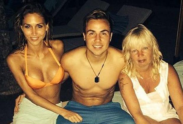 
                <strong>Familientag im Campo Bahia</strong><br>
                DFB-Kicker Mario Götze macht es sich im Campo Bahia mit seiner Freundin und seiner Mutter gemütlich. Das Foto postete der Bayern-Star auf Instagram. Er schrieb dazu: "Weiter lächeln, das ist das Wichtigste! Familienzeit im Campo Bahia."
              