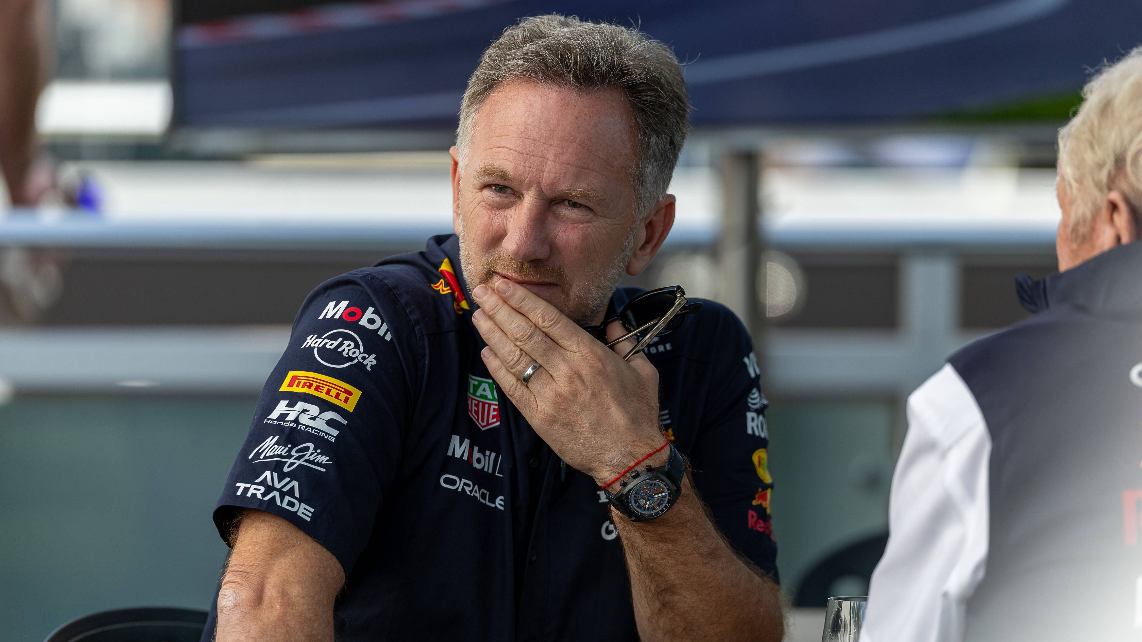 <strong>7. Juli 2025: Red Bull wirft Teamchef Horner raus</strong><br><a href="https://www.ran.de/sports/motorsport/formel1/news/formel1-mega-knall-red-bull-wirft-teamchef-christian-horner-raus-558557">Ein gutes Jahr später muss Horner dann tatsächlich seinen Hut bei Red Bull nehmen</a>. Die Entscheidung traf Oliver Mintzlaff, Sport-Boss des RB-Konzerns. Eigentümer Chalerm Yoovidhya und Mark Mateschitz sowie Motorsport-Boss Dr. Helmut Marko seien darüber informiert und unterstützen die Entscheidung. Die sportliche Krise wurde zuletzt bedenklich. Die Zukunft von <a href="https://www.ran.de/sports/motorsport/max-verstappen">Max Verstappen</a> ist ungeklärt und nach dem Silverstone-GP liegt man in der Team-Wertung nur auf dem vierten Rang.