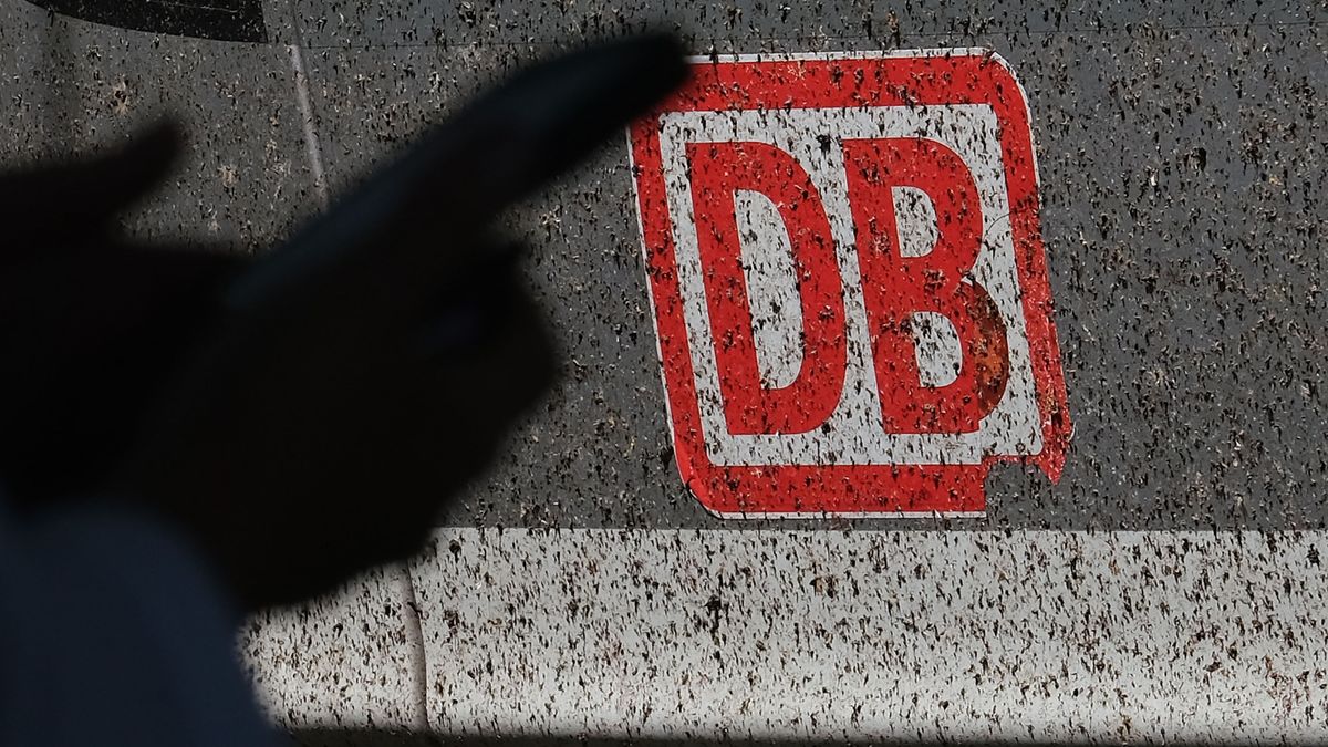 Bei der Bahn könnte es laut Eisenbahner-Gewerkschaft EVG noch in diesem Jahr "historische Preissteigerungen" geben.