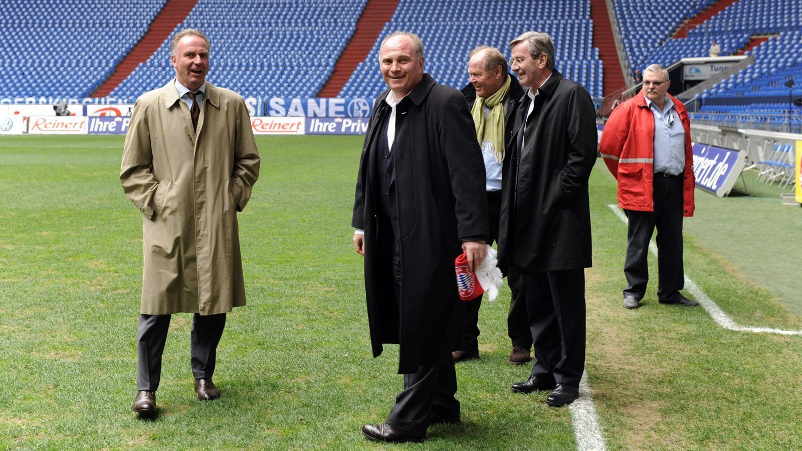 
                <strong>Rummenigge vs. Assauer </strong><br>
                Im Jahr 2004 kochte einmal mehr der Verbal-Konflikt zwischen den Bayern und Schalke hoch. In den Hauptrollen: Schalke-Manager Rudi Assauer und Bayerns Karl-Heinz Rummenigge. Zunächst behauptete Assauer, dass die TV-Sender in Deutschland den "fetten Gänsen" aus München "den Arsch schmieren" würden. Das ließ Rummenigge natürlich nicht unkommentiert und schlug verbal in Richtung Gelsenkirchen zurück. "Was kümmert es die Eiche, wenn sich die Wildsau dran reibt", sagte Rummenigge.
              