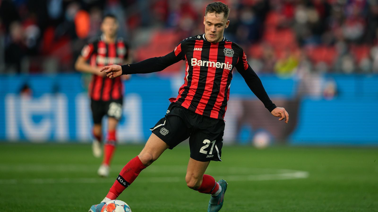 
                <strong>Florian Wirtz (Bayer Leverkusen)</strong><br>
                Schon eine ganze Weile musste zuletzt Leverkusens Florian Wirtz seinen Kollegen zuschauen, wie sie es letztlich in die Champions League schafften, die Vorsaison als Dritter beendeten. Der 19-Jährige fällt wegen eines Kreuzbandrisses schon seit Monaten aus und sein Comeback wird wohl erst irgendwann im Laufe der Herbstsaison 2022/23 vonstatten gehen können. Somit wird es für den Jungstar auch ein Rennen gegen die Zeit, hofft Wirtz doch nach wie vor auf eine Nominierung für den deutschen WM-Kader. 
              