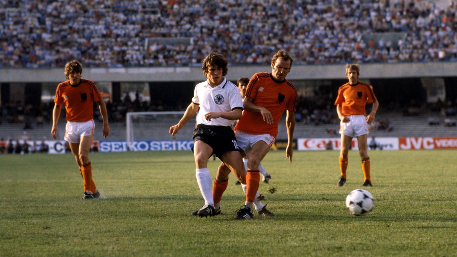 <strong>Deutschland – Niederlande 3:2 (EM 1980, Vorrunde)</strong><br>
                Klaus Allofs bringt Deutschland mit einem Dreierpack auf die Siegerstraße. Dann feiert ein gewisser Lothar Matthäus sein Debüt, verschuldet einen Elfmeter und bringt die Niederlande so wieder ins Spiel. Zum Sieg reicht es trotzdem und später gegen Belgien (2:1) auch zum Titel.

