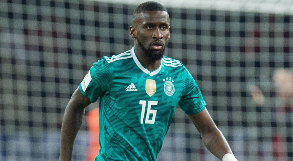 
                <strong>Antonio Rüdiger</strong><br>
                Sein Wechsel zum FC Chelsea war der richtige Schritt, um sich weiterzuentwickeln. Rüdiger hat sich als Stammspieler etabliert und hat gezeigt, dass er sogar ein Weltklasse-Mann wie Mohamed Salah fast komplett aus dem Spiel nehmen kann. Diese Qualitäten sind auch bei der WM gefordert.
              