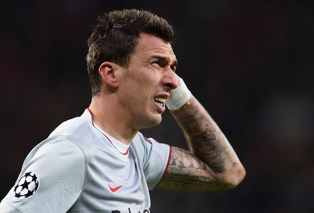 
                <strong>Platz 9: Mario Mandzukic (Atletico Madrid)</strong><br>
                Als Stürmer hat man kein leichtes Los - das gilt auch für Mario Mandzukic. Der Ex-Bayern-Spieler gilt als robuster Angreifer, wird aber auch oft zu Fall gebracht. Wie auch Lichtsteiner wurde der Kroate bereits 20 Mal gefoult.
              