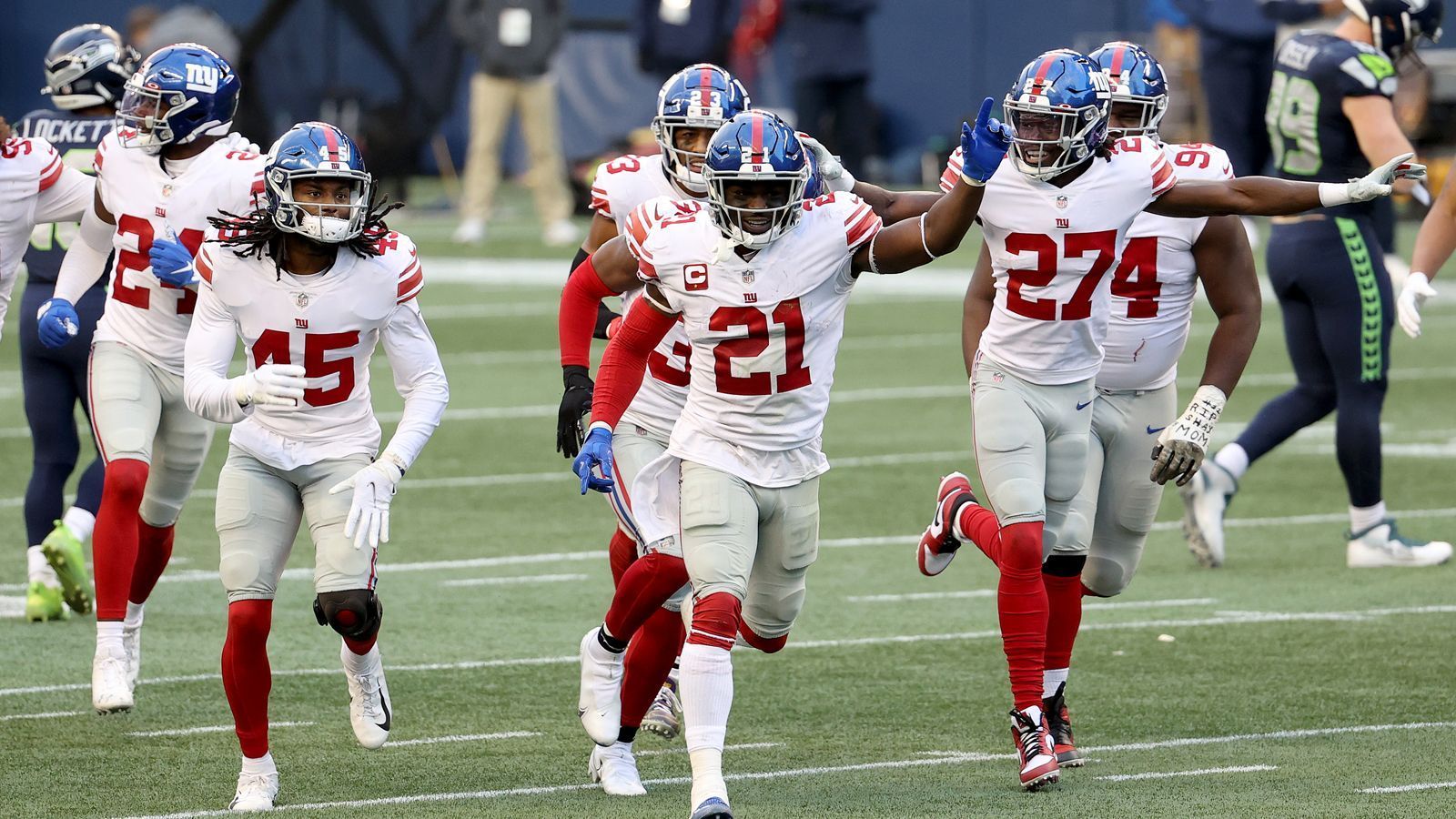 
                <strong>Jabrill Peppers (Safety)</strong><br>
                Im Trade für Odell Beckham junior gekommen waren die Erwartungen an den Erstrunden-Pick 2017 enorm. Aufgrund einer Rückenverletzung absolvierte er vergangene Saison nur die ersten 11 Spiele, war auch beim Saisonstart noch angeschlagen. Aber der Safety kommt immer besser in Form, kommt in der Phase der vier Siege auf 7 verteidigte Pässe und eineinhalb Sacks. Besonders spektakulär agierte Peppers gegen die Seahawks, als er zunächst Chris Carson überrannte und dann auch noch Russell Wilson zu Boden warf. Peppers ist trotz seiner jungen Jahre die emotionale Führungsfigur in der Defense, sorgt mit krachenden Hits wie gegen Seattles Tyler Lockett immer wieder für besondere Momente.
              