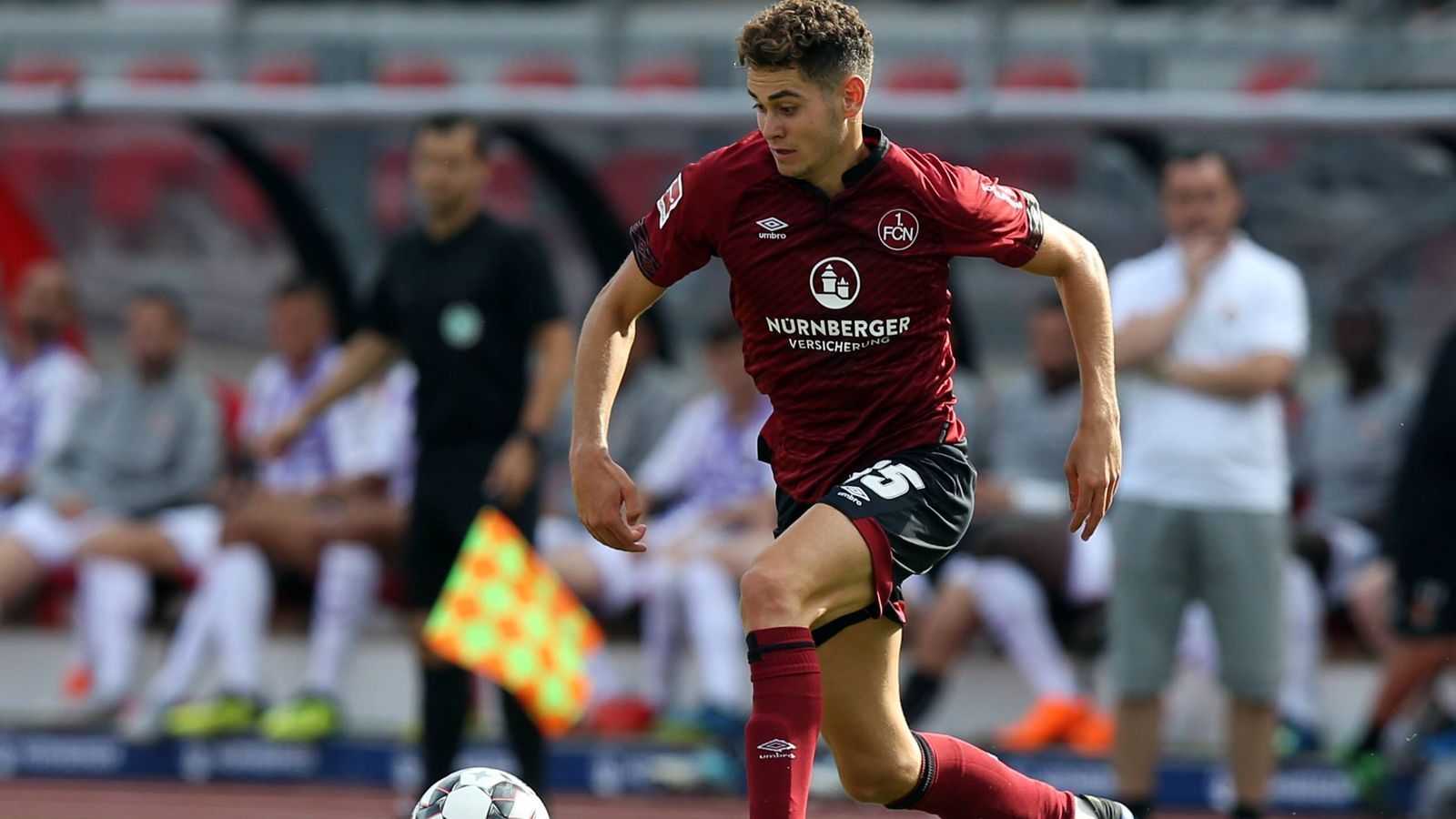 
                <strong>Alexander Fuchs (1. FC Nürnberg)</strong><br>
                Was für ein Aufstieg: Alexander Fuchs wechselte erst vor einem Jahr von der zweiten Mannschaft des TSV 1860 München zum 1. FC Nürnberg, kam letzte Saison auf zwei Einsätze in der 2. Bundesliga und könnte nun auch im Fußball-Oberhaus eine gute Rolle spielen. Spielmacher Kevin Möhwald hat den Verein verlassen, dessen Vertreter Eduard Löwen hat sich eine Rippenprellung zugezogen. So kann Alexander Fuchs Werbung in eigener Sache machen und sich für die Bundesliga empfehlen.  
              