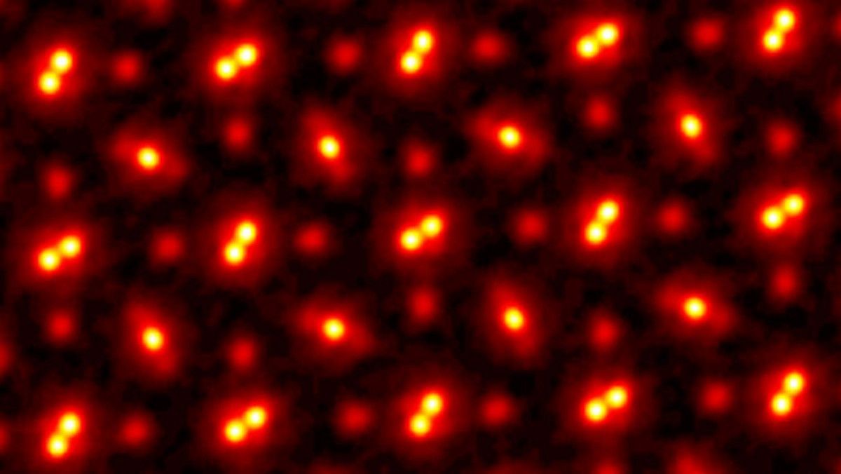 Weltrekord für die "Atom-Fotografie": Forscher:innen machten 2021 ein hochauflösendes Bild eines Kristalls aus Seltenen-Erde-Elementen und Sauerstoff (PrScO3) in 100-Million-facher Vergrößerung. Subatomare Teilchen lassen sich hingegen nicht mehr abbilden.