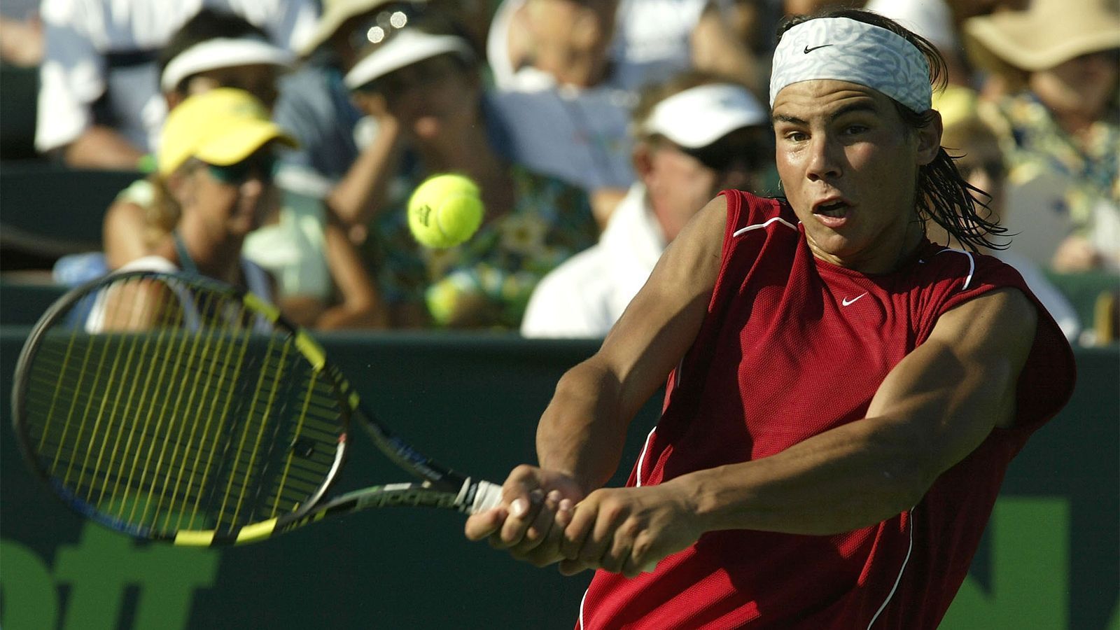 
                <strong>2004: Das erste Duell</strong><br>
                Vor 15 Jahren erfolgt der Startschuss für eine der längsten Rivalitäten im Tennissport. Nadal, erst 17 Jahre alt und damals die Nummer 34 der Welt, setzt sich glatt in zwei Sätzen (6:3, 6:3) in der dritten Runde des Masters in Miami gegen den klaren Favoriten aus der Schweiz durch.
              