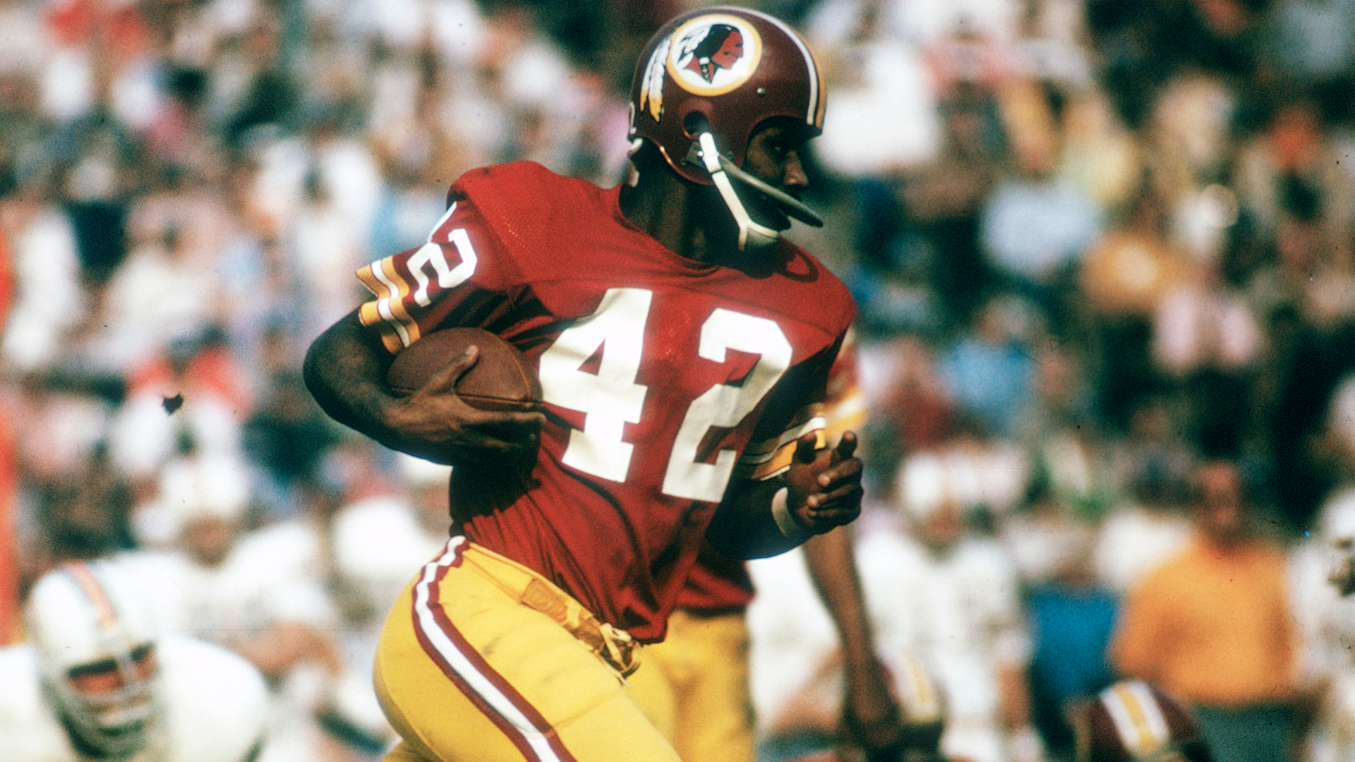 <strong>Charley Taylor (RB zu WR)</strong><br>
                In seiner ersten Spielzeit 1964 wurde der Running Back zum Rookie of the Year gewählt. Trotzdem entschieden sich die Redskins dazu, ihn in den Folgejahren als Wide Receiver einzusetzen. Auf dieser Position entwickelte er sich zu einem der besten Spieler der Liga. Am Ende seiner Karriere standen über 9.000 Receiving-Yards und 79 Touchdowns zu Buche.
