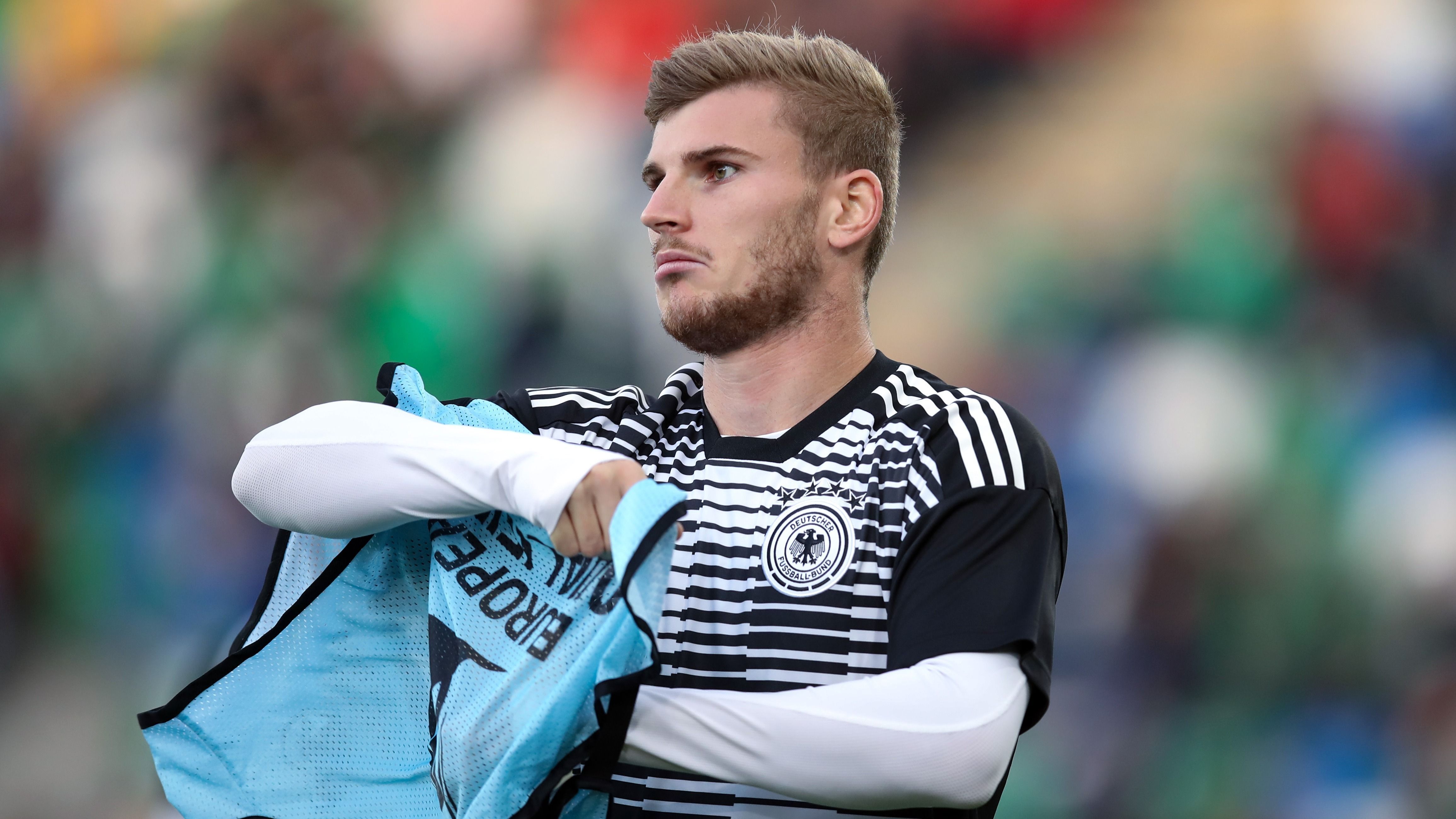 
                <strong>Mittelstürmer: Timo Werner</strong><br>
                Ebenso fraglich wird der kommende Einsatz von Timo Werner sein, der laut Löw mit einem "grippalen Infekt" zu kämpfen hat, es sei daher "nicht sicher, ob er Montag oder Dienstag trainieren kann", so der Bundestrainer.
              