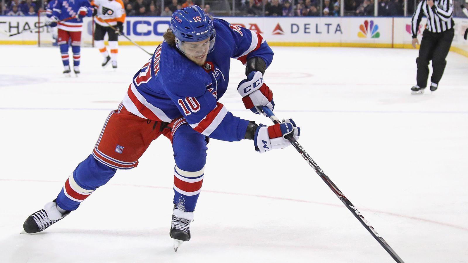 
                <strong>Artemi Panarin (New York Rangers)</strong><br>
                Neben McDavid ist derzeit Artemi Panarin von den New York Rangers einer der härtesten Konkurrenten um die Art Ross Trophy. Der russische Flügelstürmer der New York Rangers bringt es auf 93 Scorerpunkte - davon 61 Vorlagen. Mit den Rangers warten auf ihn noch 15 Saisonspiele - also eines mehr als Draisaitl. Und: Panarin hatte bis zum 1:3 bei den St. Louis Blues am Dienstag eine Serie von 13 Spielen in Folge mit mindestens einem Scorerpunkt.
              