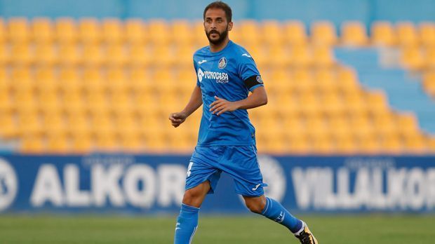 
                <strong>Sergio Mora (Getafe - Alter beim letzten Liga-Einsatz: 38 Jahre, 25 Tage)</strong><br>
                Mit 38 Jahren versucht sich Mittelfeldspieler Sergio Mora beim spanischen Aufsteiger Getafe. Beim Rückkehrer in die Primera Division darf der Oldie bislang zumeist nur als Joker ran. Doch auch ohne seine Erfahrung auf dem Platz, läuft es für Getafe relativ gut. Nach sechs Spielen hat das Team aus Madrids Vorstadt bereits acht Punkte auf dem Konto. Zuletzt fertigte Getafe den FC Villarreal gleich mit 4:0 ab, Mora wurde beim Stand von 2:0 eingewechselt.
              