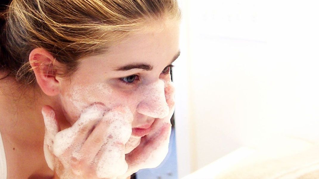 Gesichtswasser, Peeling, Cremen und vieles mehr – welche Produkte gehören wirklich in eure Gesichtspflege-Routine? Wir verraten euch unsere Beauty-Hacks!