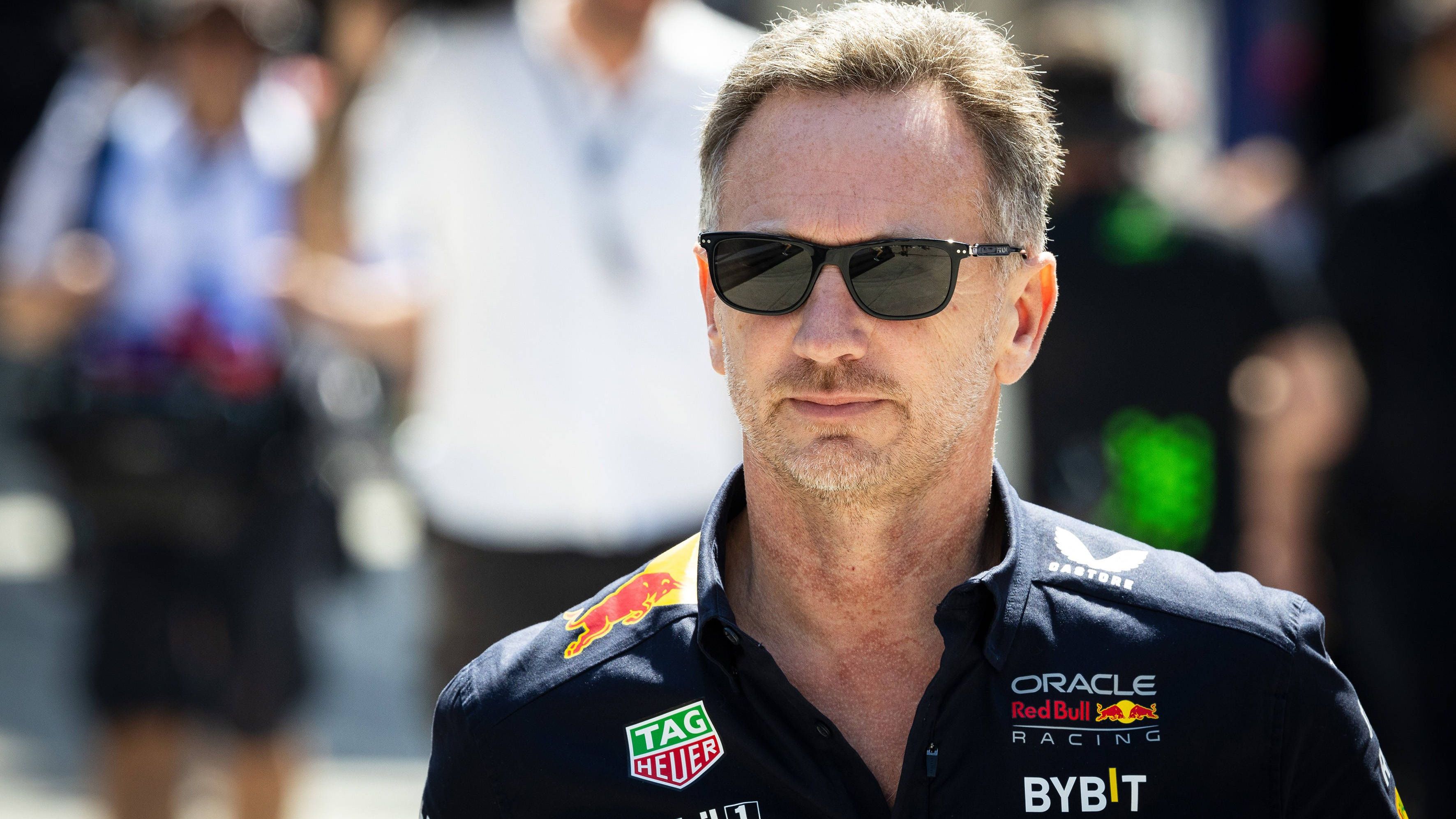 <strong>9. Februar 2024: Horner zu Befragung geladen<br></strong>Vier Tage später muss sich Horner im Rahmen der Red-Bull-internen Ermittlungen einer Befragung des vom Konzern beauftragten Ermittlungsanwalts stellen. Berichten zufolge dauert das Gespräch mehr als acht Stunden. Ein Ergebnis gibt es an diesem Tag aber noch nicht.