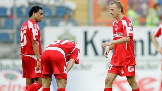 
                <strong>1. FSV Mainz 05</strong><br>
                1. FSV Mainz 05: Für Jürgen Klopp und seine Mainzer läuft es in der Saison 2005/2006 zunächst gar nicht gut. Fünf Pleiten in Serie nennt man wohl einen krassen Fehlstart. Doch auch hier ist es so: Die Mannschaft bleibt am Ende drin. Ein tolles Saisonfinish mit nur einer Niederlage in elf Spielen reicht zum Klassenerhalt mit 38 Punkten.
              
