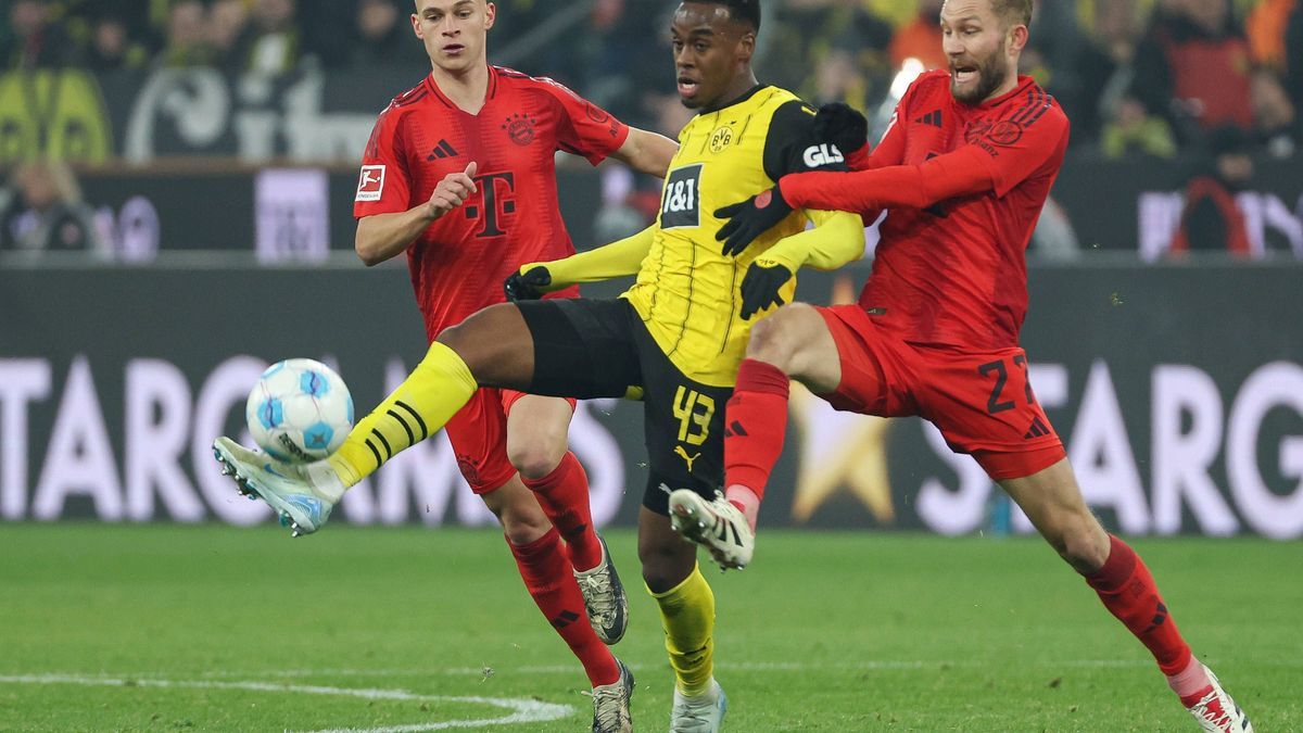 1. Bundesliga - Borussia Dortmund - FC Bayern München am 30.11.2024 im Signal Iduna Park in Dortmund Jamie Gittens (Dortmund 43) gegen Joshua Kimmich (Muenchen 6) und Konrad Laimer (Muenchen 27) **...