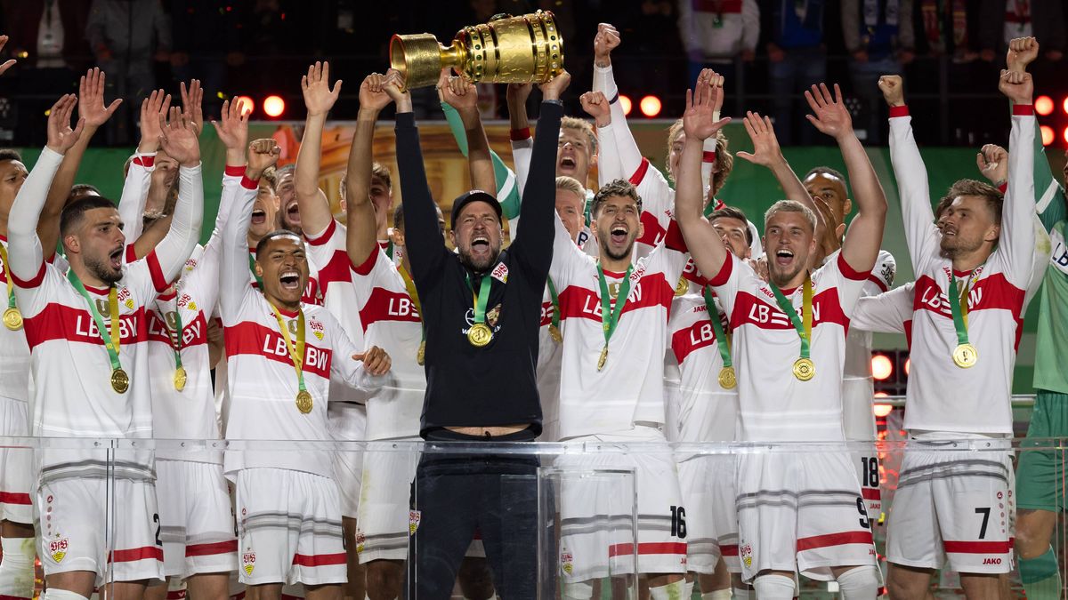 Pokal, Pokaluebergabe an den Sebastian Hoeness (VfB Stuttgart, Trainer, Cheftrainer) die Mannschaft feiert. GER, DSC Arminia Bielefeld vs. VfB Stuttgart, Fussball, Herren, DFB-Pokal, Finale, Spielz...
