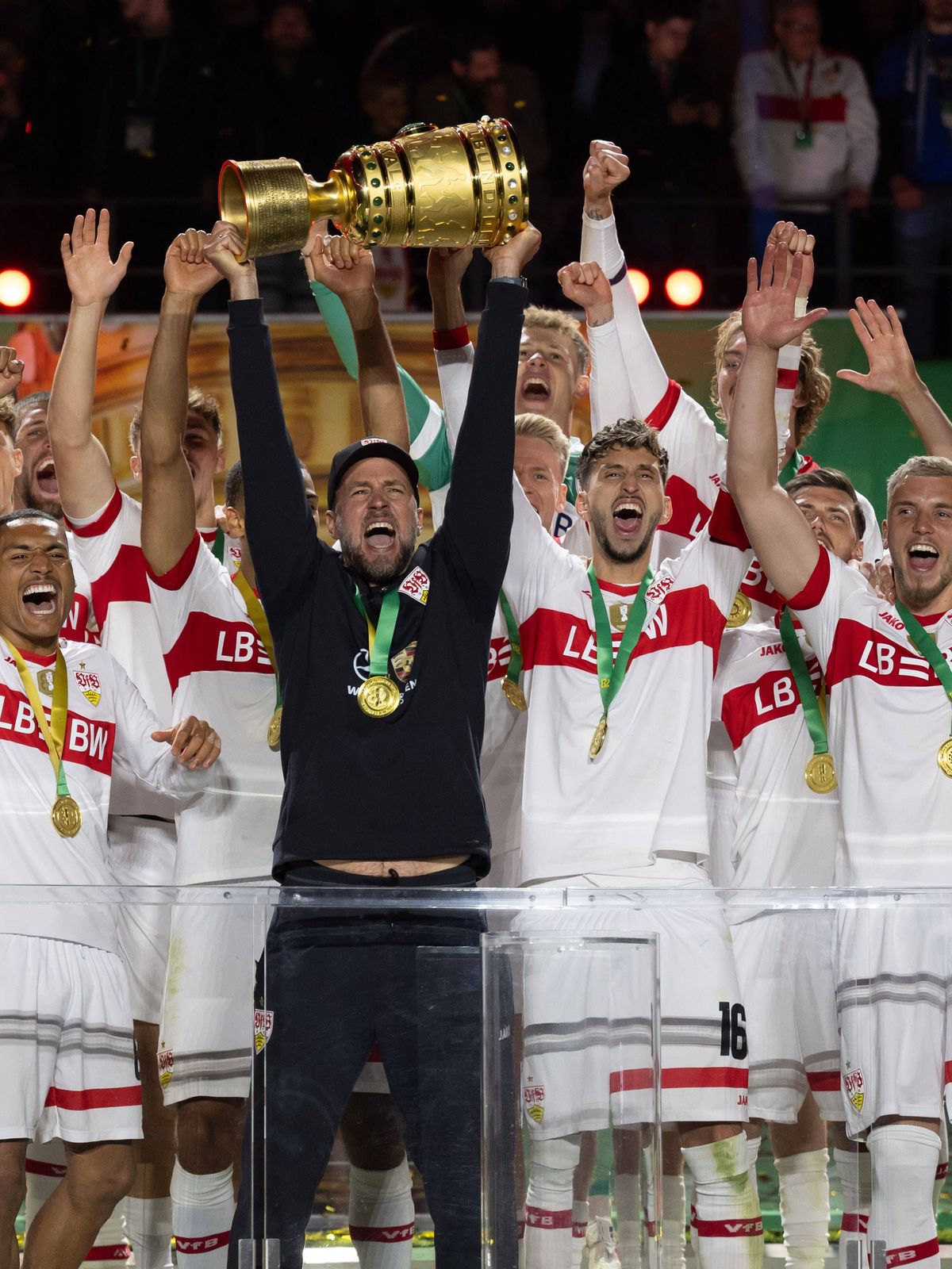 Pokal, Pokaluebergabe an den Sebastian Hoeness (VfB Stuttgart, Trainer, Cheftrainer) die Mannschaft feiert. GER, DSC Arminia Bielefeld vs. VfB Stuttgart, Fussball, Herren, DFB-Pokal, Finale, Spielz...