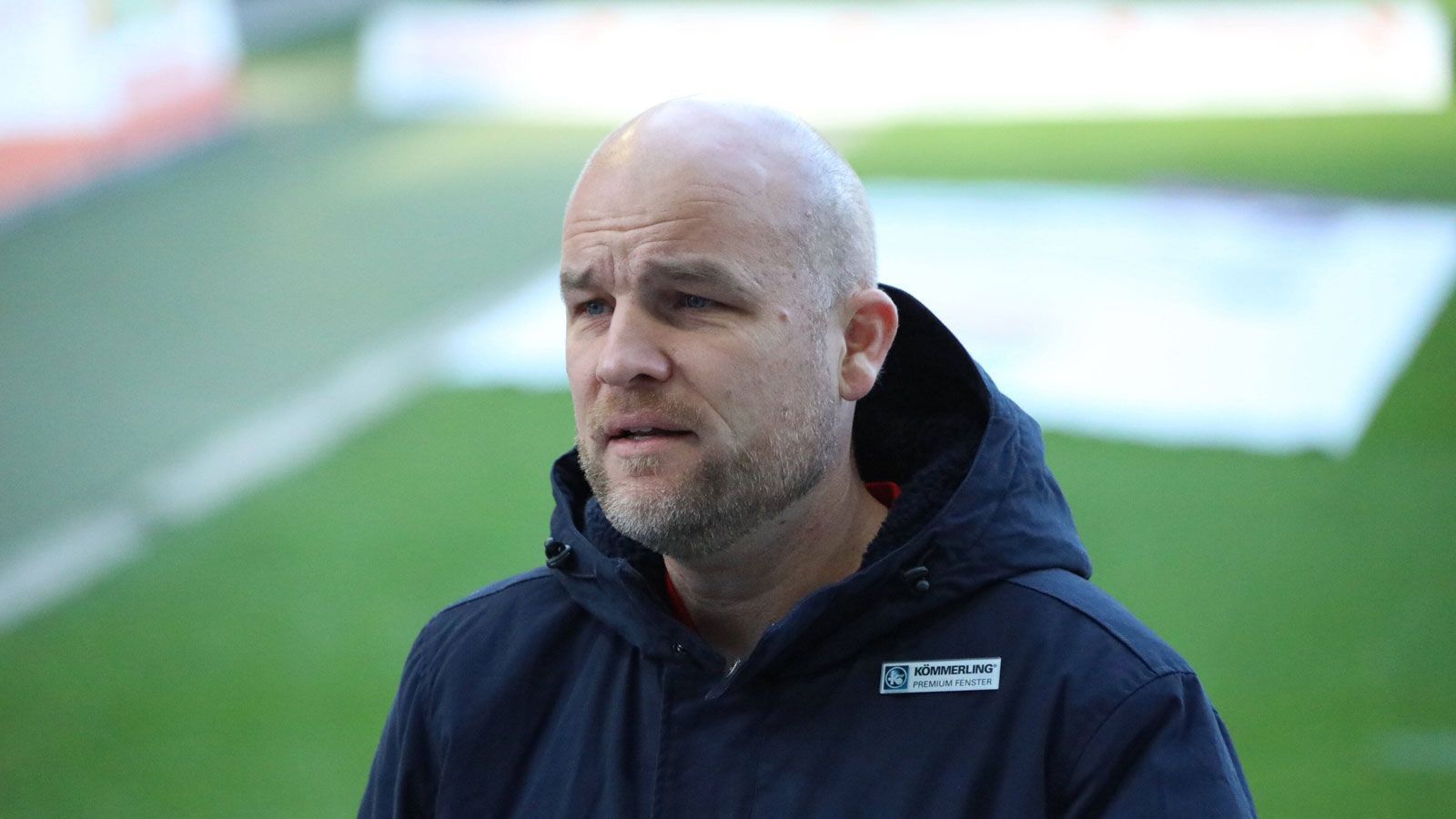 
                <strong>Rouven Schröder</strong><br>
                Der ehemalige Sportdirektor des 1. FSV Mainz 05 ist der einzige der fünf Kandidaten, der einen solchen Posten in der Vergangenheit bereits bekleidet hatte. Von Juli 2017 bis Dezember 2020 arbeitete der gebürtige Arnsberger bei den Rheinhessen, ehe auch er der anhalten Erfolgslosigkeit in der laufenden Runde zum Opfer fiel. Ihm rechnet die "Bild" allerdings nur Außenseiterchancen zu.
              