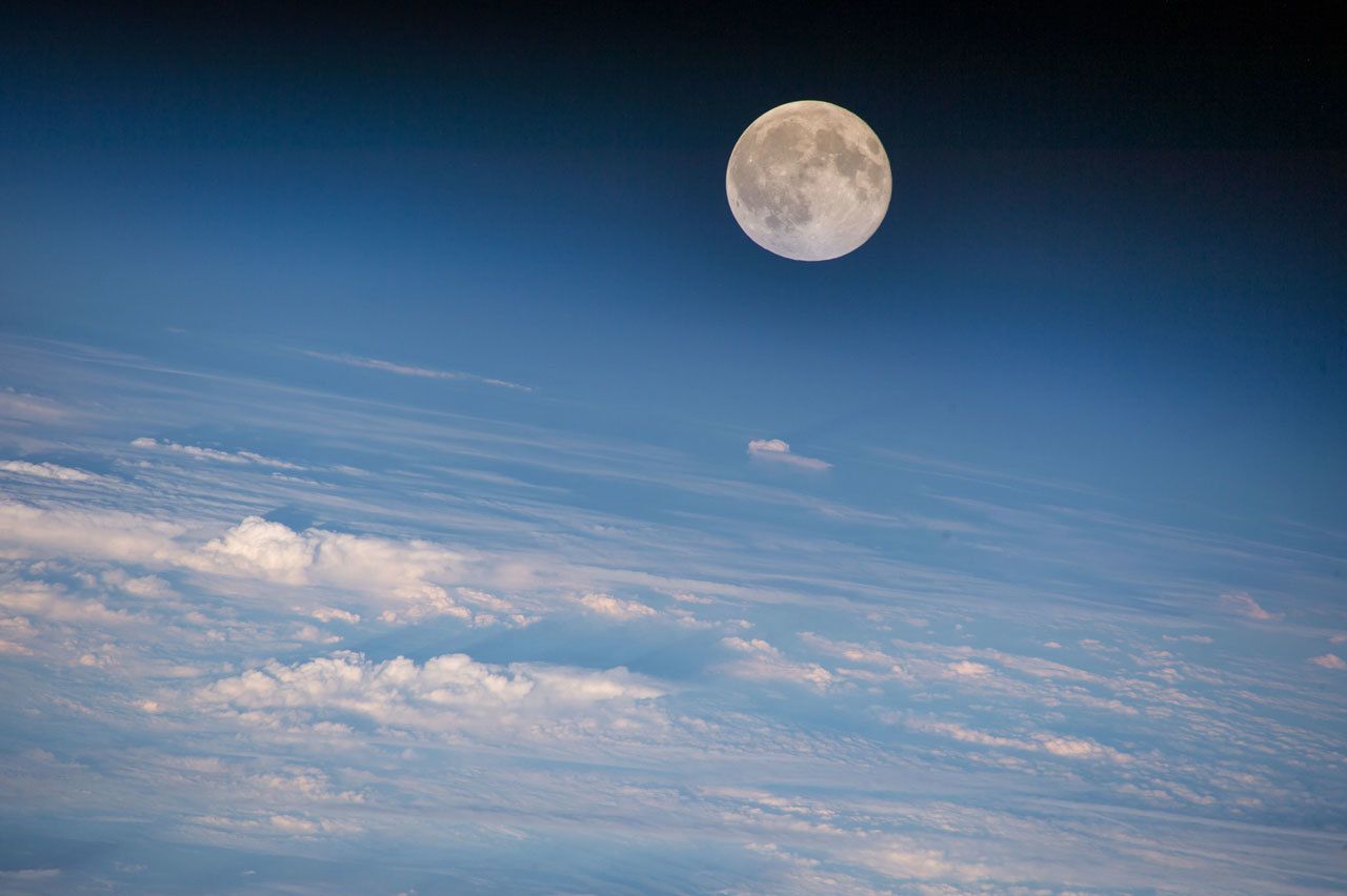 Bisher ist es für Mondlandbesitzer:innen unmöglich, ihren Grund und Boden zu betreten. Schließlich sind es mehr als 300.000 Kilometer dorthin. Der luftleere Weltraum macht es nicht einfacher. Mehrere Unternehmen wollen aber schon in Kürze Trips ins All anbieten.