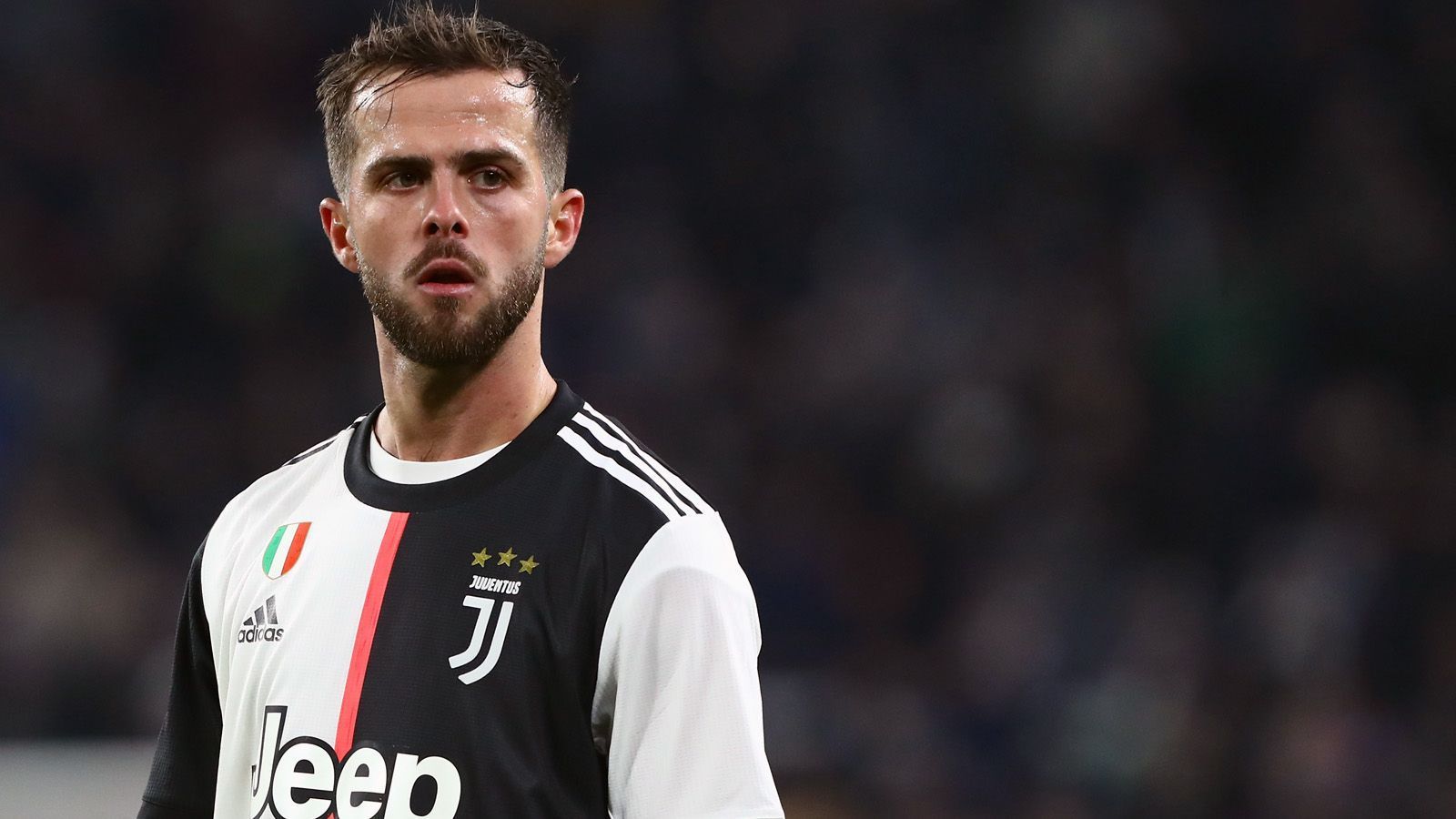 
                <strong>Miralem Pjanic (FC Barcelona)</strong><br>
                ... der bosnische Nationalspieler Miralem Pjanic zu den Katalanen. Auch hier bestätigte Barca die genauen Ablöse-Modalitäten: Die Spanier zahlen 60 Millionen Euro Ablöse für den Mittelfeldstrategen, zudem sind fünf Millionen Euro an Bonuszahlungen möglich. Kurios: Obwohl Pjanic schon 30 Jahre alt ist, hat Barca mit 400 Millionen Euro eine verhältnismäßig extrem hohe Ausstiegsklausel im Vierjahresvertrag des Neuzuganges verankert. 
              