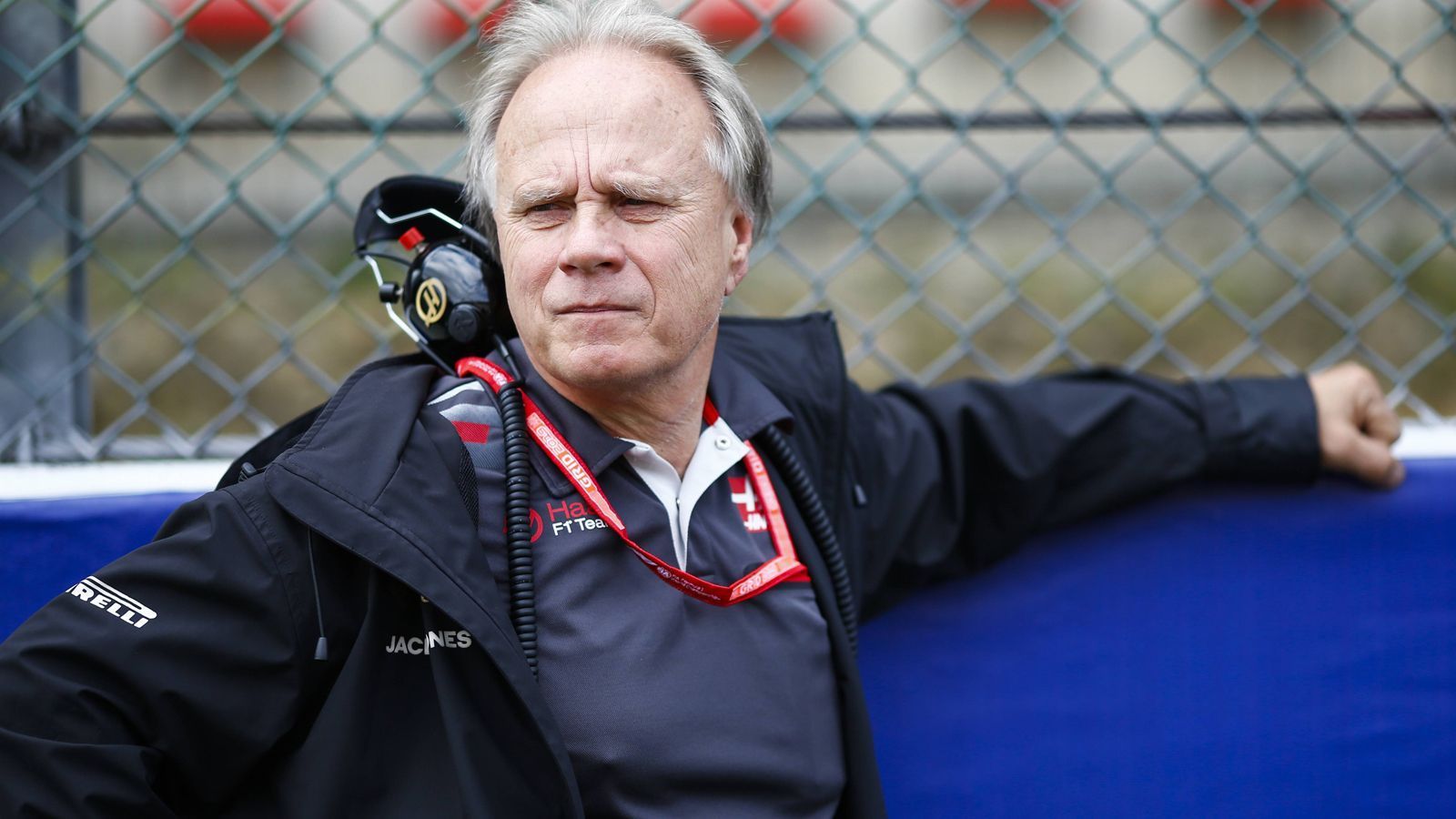 
                <strong>Der Besitzer</strong><br>
                Haas F1 ist das jüngste Team der Formel 1, die US-Mannschaft ist seit 2016 dabei. Gründer und Besitzer ist der US-Unternehmer Gene Haas. Der Rennstall ist Kunde von Ferrari, wird von den Italienern zum Beispiel mit Motor, Getriebe und anderen Bauteilen beliefert. Gene Haas ist im Motorsport schon lange aktiv, seit 2002 mit einem Team in der NASCAR-Serie. 
              