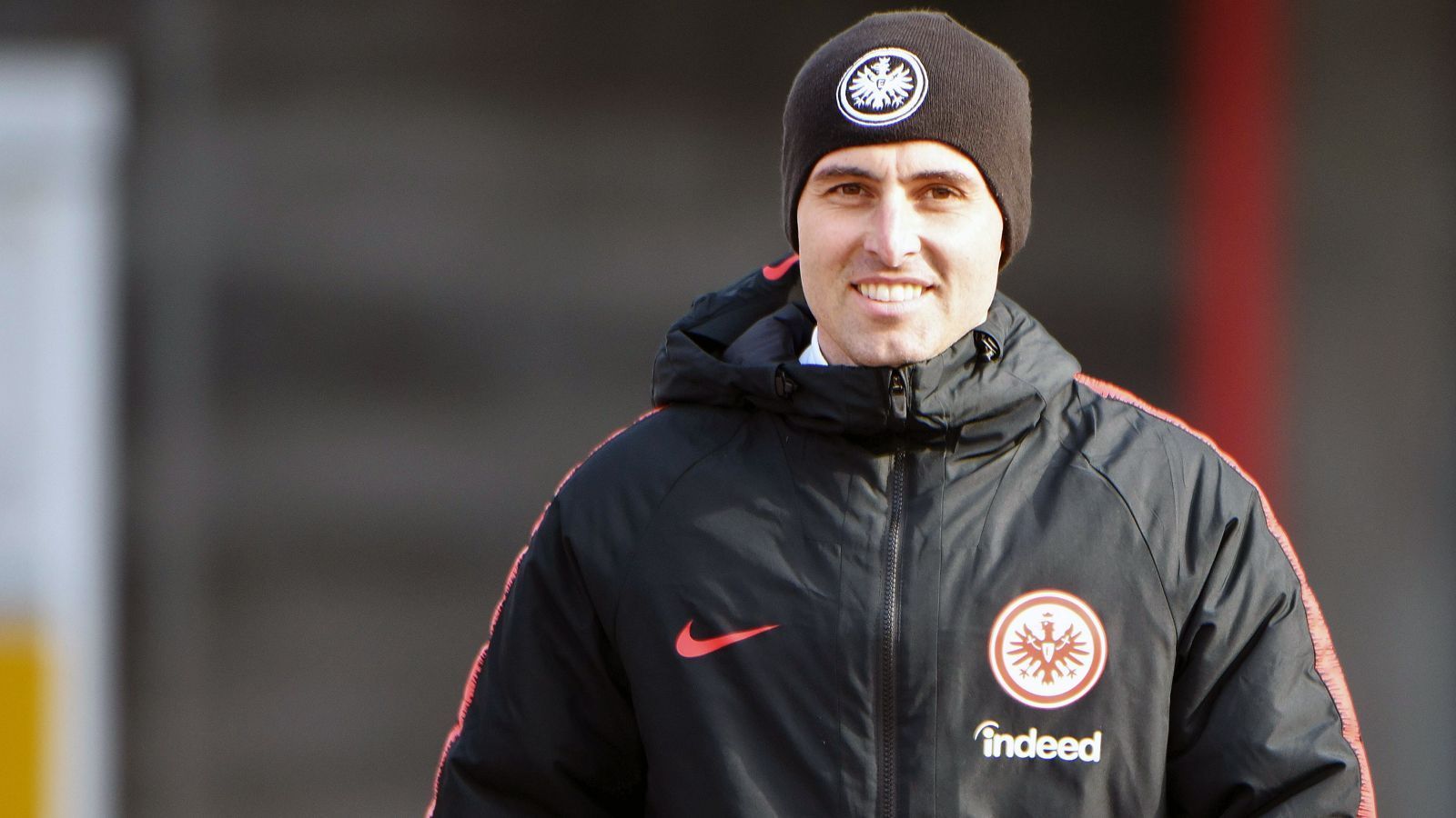 
                <strong>Markus Murrer</strong><br>
                Da sich Markus Murrer, ebenfalls Athletiktrainer der Eintracht, 2019 einen Achillessehnenriss zuzog, wurde Biritz sozusagen zu dessen Vertreter. Murrer ist gebürtiger Salzburger und hat tatsächlich auch für Red Bull gearbeitet - allerdings für die Eishockey-Mannschaft in der Mozartstadt, die auch vom Brausehersteller finanziert wird. Nach Frankfurt holte den 38-Jährigen schon der frühere Eintracht-Coach Niko Kovac, der - Überraschung, Überraschung - ebenfalls eine sportliche Vergangenheit in Salzburg als Spieler und Trainer vorzuweisen hat.
              