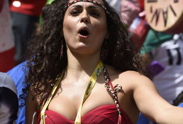 
                <strong>Verrückt, sexy, skurril: Fans in Brasilien</strong><br>
                Bei der Partie zwischen Italien und Costa Rica geht es nicht nur auf dem Rasen heiß her.
              