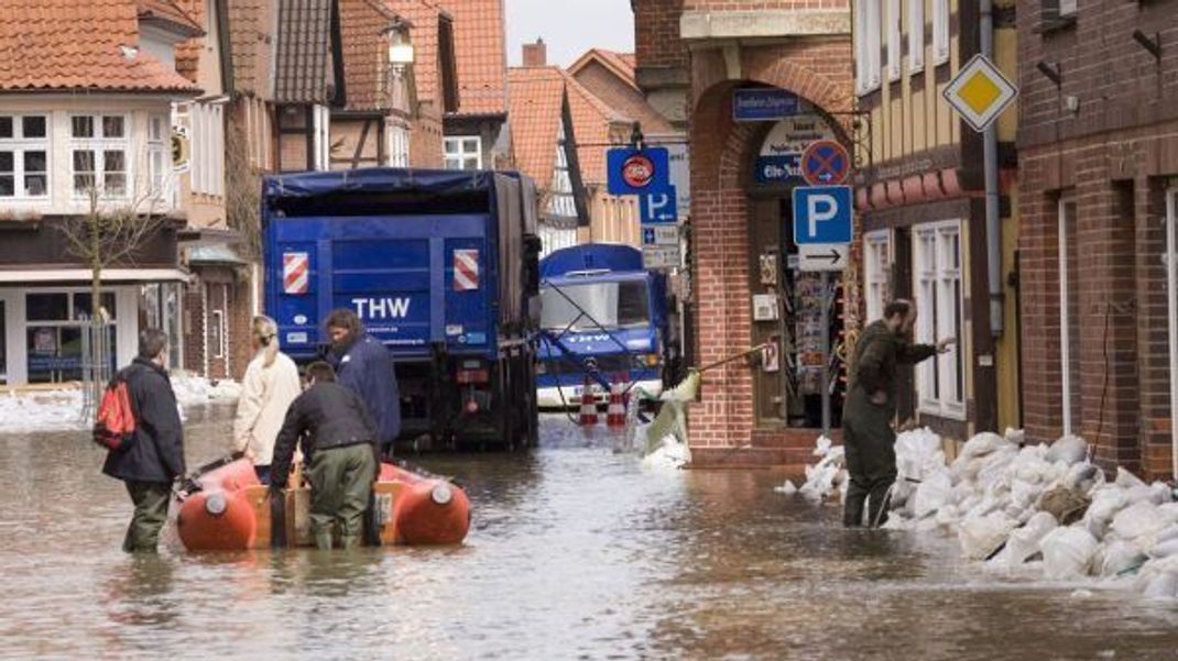 Bei Überschwemmungen leistet das Technische Hilfswerk wertvolle Arbeit: Barrieren bauen, Keller auspumpen, Menschen und Haustiere retten.
