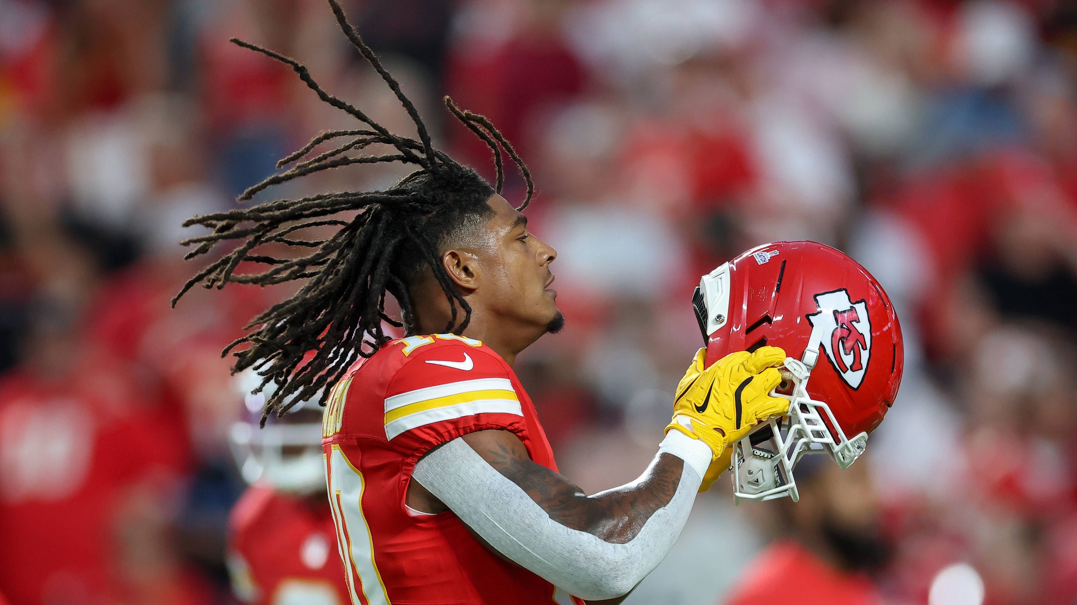 <strong>Isiah Pacheco (Kansas City Chiefs)</strong><br>Im Topspiel zwischen den Kansas City Chiefs und den Buffalo Bills müssen die Chiefs einen herben Ausfall verkraften. Runningback Isiah Pacheco fällt aufgrund eines überdehnten Knies aus und steht Head Coach Andy Reid nicht zur Verfügung. Damit rückt Kareem Hunt in die Startformation und übernimmt die Rolle des Starting Runningbacks.